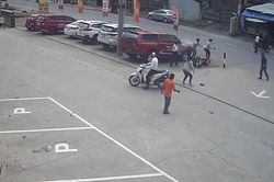 Hai tên cướp dùng dao, bình xịt hơi cay chống trả khi bị vây bắt