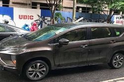 Thanh sắt từ công trường lao thủng nóc ô tô 7 chỗ