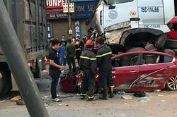Dừng đèn đỏ, ô tô con bị xe container đè nát khiến 4 người thương vong
