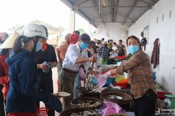 Người dân đi chợ quê Nghệ An tự giác đeo khẩu trang phòng dịch Covid-19