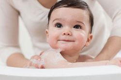 Tắm cho con thời điểm này không khác gì 'dìm con xuống bể', bé có thể đột quỵ, thậm chí dẫn đến tử vong