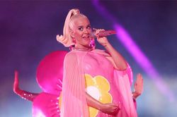 Katy Perry xác nhận sẽ phát hành MV mới cho 2 ca khúc cũ, fan thắc mắc: 'MV gốc đã xuất sắc rồi mà?'