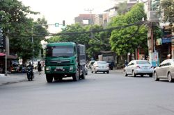 Tiềm ẩn nguy cơ mất an toàn khi xe tải chạy vào đường nội thị