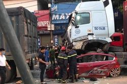 Ô tô con dừng đèn đỏ bị container đè bẹp dúm, 3 người chết, 1 người bị thương