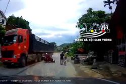 Clip: Người phụ nữ may mắn thoát chết khi va chạm với xe tải