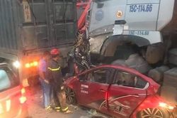 Công an thông tin vụ xe container tông nát xe con khiến 3 người chết thảm ở Hà Nội