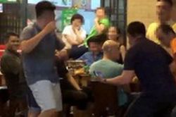 Bị nhắc vì hát loa kẹo kéo gây ồn ào, nhóm thanh niên ngồi nhậu đánh CA, nhốt luôn dân phòng