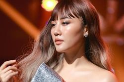 Văn Mai Hương nhận lỗi vì hát 'Hoa nở không màu' chưa xin phép