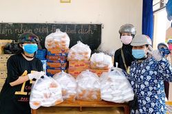 10X Đà Nẵng làm hàng trăm suất bánh tặng nhân viên y tế chống dịch