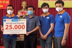 Tặng sách, khẩu trang cho bác sĩ và người dân Đà Nẵng