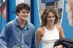 Jack Depp dạo phố cùng bạn gái