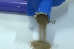 Mua pin dự phòng Trung Quốc, mở ra chỉ toàn cát