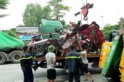 Khởi tố vụ án, tạm giữ hình sự tài xế vụ xe container đè bẹp ô tô con làm 3 người tử vong