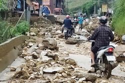 Mưa lớn gây ách tắc giao thông cục bộ ở thị xã Sa Pa
