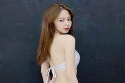 Bạn gái cũ Trịnh Thăng Bình diện bikini khoe thân hình nóng bỏng mắt