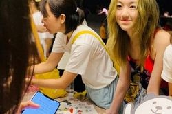 Dậy thì thành công, con gái hở hàm ếch của Vương Phi ngày càng xinh đẹp