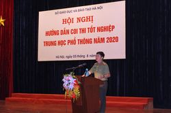 Cảnh giác với người lạ trốn trong nhà vệ sinh nhằm gian lận thi cử