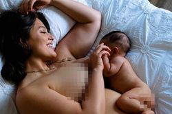 Người mẫu ngoại cỡ Ashley Graham chụp ảnh khỏa thân sau 7 tháng sinh con