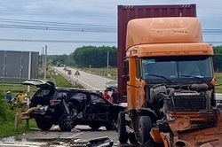 Đối đầu xe container trên đường N5 Nghệ An, xe 7 chỗ nát bét, 2 trẻ nhỏ thương vong