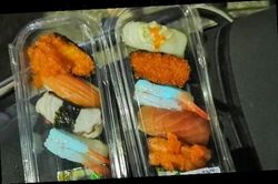 Gia đình Thái Lan sốc khi mua phải những miếng sushi phát sáng