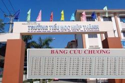 Trường tiểu học nhầm lẫn dấu trừ với dấu nhân, hai năm không chịu sửa