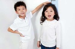 5 sai lầm của cha mẹ dễ khiến con luôn thấp bé hơn bạn đồng trang lứa, rất nhiều gia đình Việt đang mắc phải