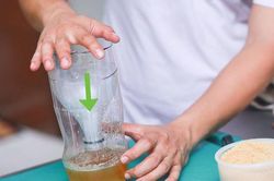 Cắt đôi chai nhựa lồng vào nhau theo cách này, sáng ra 'tá hỏa' thấy điều lạ lùng