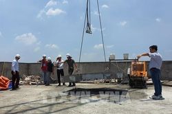 Chính thức cắt sàn mái tầng 18 tòa nhà vi phạm 8B Lê Trực - Hà Nội
