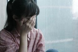 Thấy chị dâu thường lúi húi vào phòng mình, tôi lén lắp camera và rồi sững sờ