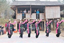 Nghi lễ chọn hướng kiêng của người Tày