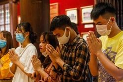 Sĩ tử đeo khẩu trang đến Văn Miếu cầu may trước kỳ thi tốt nghiệp
