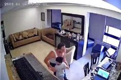 Bố che chở con trai trong vụ nổ rung chuyển thủ đô Lebanon