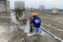 Phá dỡ giai đoạn 2 công trình vi phạm 8B Lê Trực: Bắt đầu cắt sàn mái tầng 18