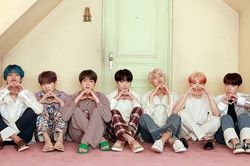 Trong thế giới fangirl: Thế giới của tôi là vũ trụ lấp lánh những ngôi sao đẹp nhất