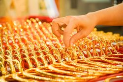 Có 2 tỷ đồng nên mua vàng hay đất lúc này?