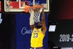 Cầu thủ trẻ bị hất văng sau nỗ lực ngăn LeBron James úp rổ