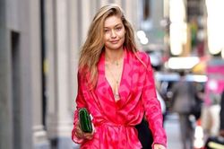 Mặc đồ ngủ ra đường đẹp như Gigi Hadid, Selena Gomez