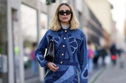 7 cách mặc váy denim của tín đồ thời trang sành điệu