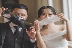 Khẩu trang 'cô dâu chú rể' dễ thương gây bão mùa dịch