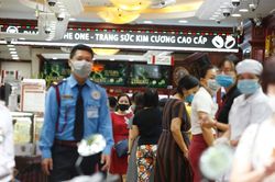 Giá vàng 62 triệu đồng/lượng: Dân rủ nhau bán chốt lời