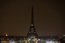 Tháp Eiffel tắt điện để tưởng niệm nạn nhân vụ nổ ở Beirut