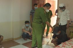 Bắt nhóm nam, nữ đánh bạc tại nhà nghỉ giữa mùa dịch