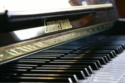 Xúc động người phụ nữ Beirut chơi piano trong căn nhà đổ nát
