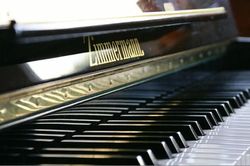 Xúc động người phụ nữ Beirut chơi piano trong căn nhà đổ nát