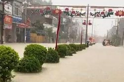 Cơn mưa 2 giờ biến thành phố Điện Biên Phủ thành... sông!