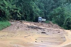 Mưa lớn gây sạt lở, ùn tắc giao thông tuyến Điện Biên - Tây Trang