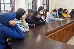 Chín 'quý bà' bị bắt quả tang trên sới bạc trăm triệu