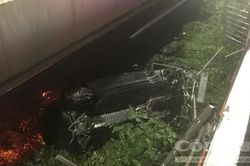 'Xế hộp' tiền tỷ húc đổ lan can, bay khỏi cầu Sài Gòn