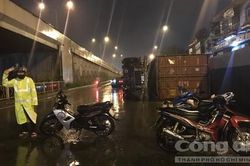 Xe container lật nhào khi ôm cua qua ngã tư ở Sài Gòn