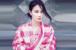 Vương Phi bị chê khi xuống phố với 4 vệ sĩ